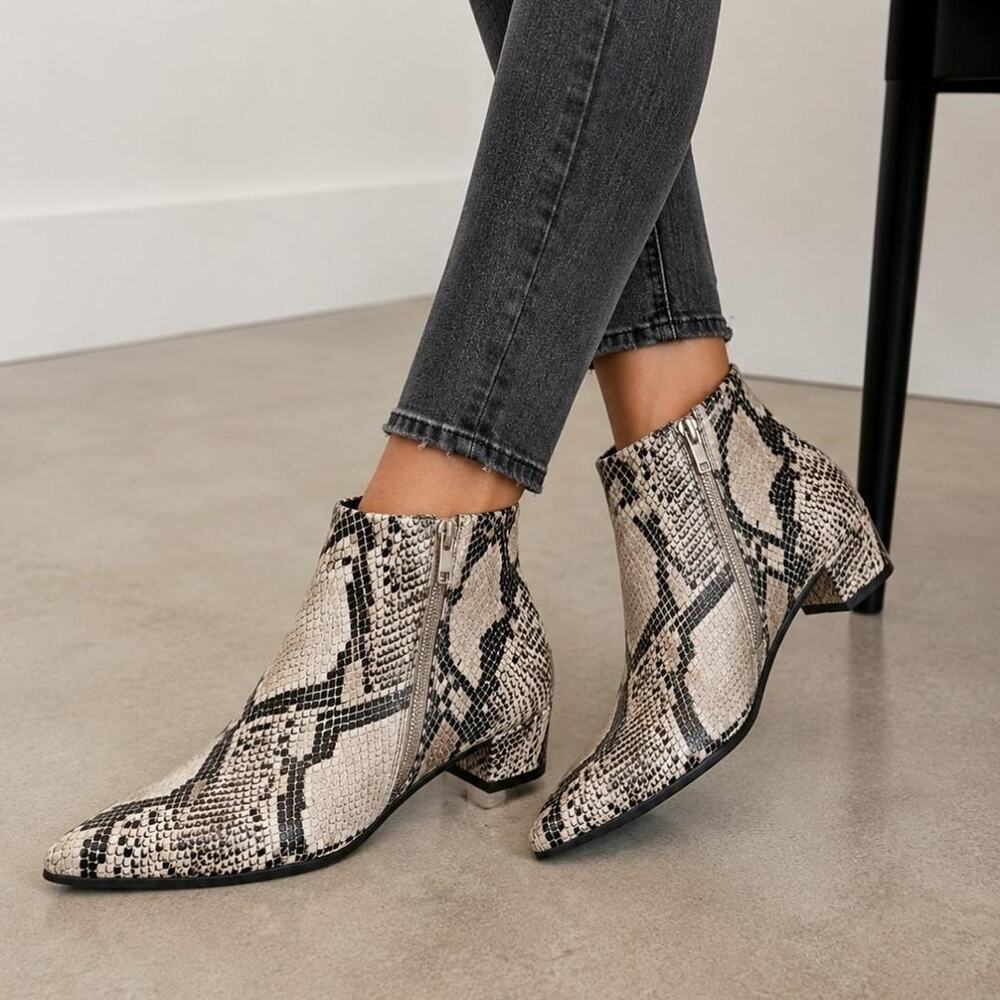 Black and beige snake print